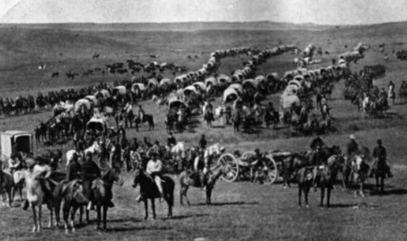 A Grande Guerra Sioux, ou Guerra de Black Hills, durou dois anos e terminou com o massacre do povo local. A Montanha dos Seis Avôs acabou renomeada pelo governo como Monte Rushmore, em referência ao empresário Charles Rushmore, um dos primeiros a instalar negócios na região, com uma mina de estanho.

