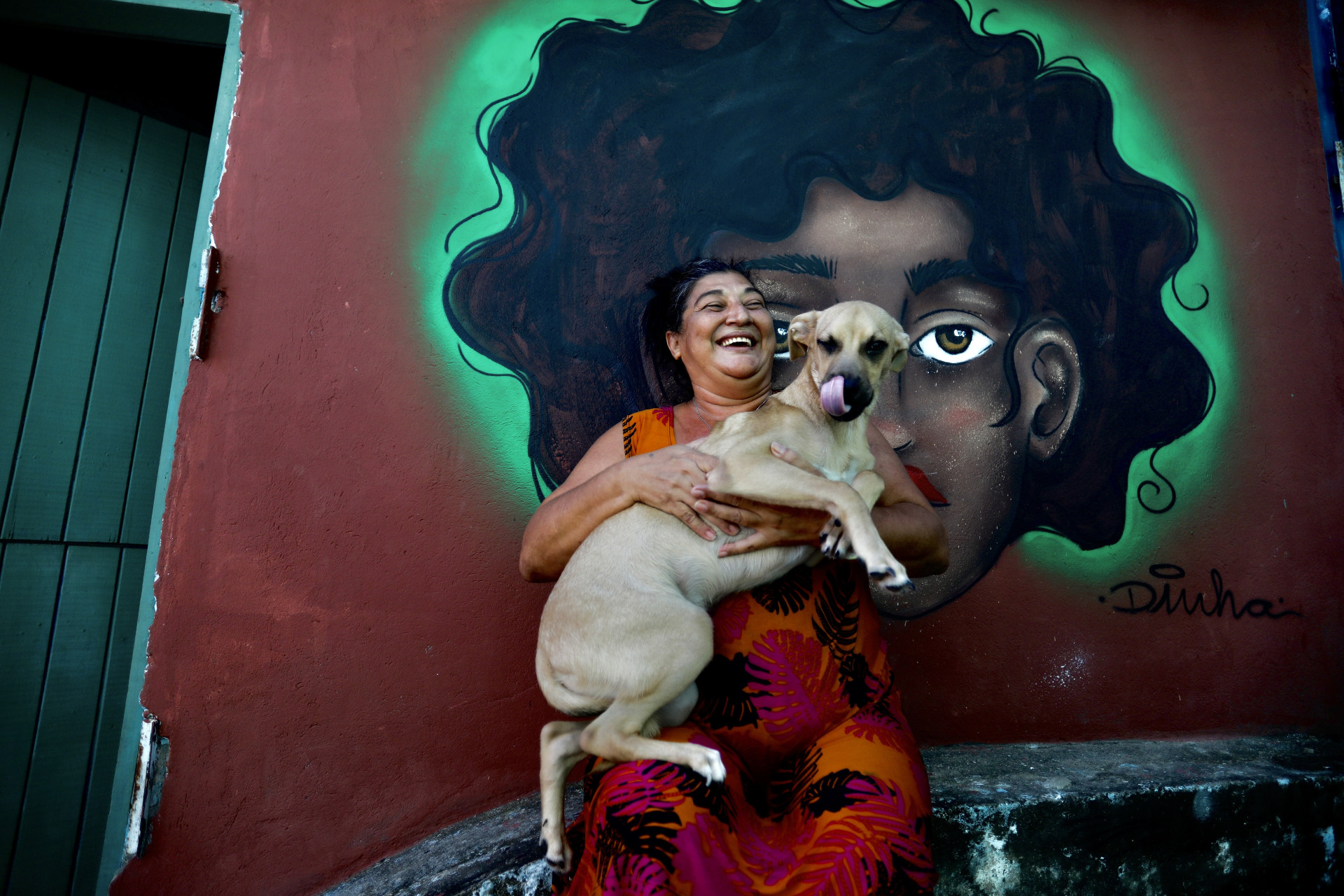 Kátia Lúcia Lima, 52, moradora que teve seu rosto Grafitado em sua casa. Projeto Farol Encantado que tem como objetivo de revitalizar as escadarias do bairro do Mucuripe trazendo muita cor, cultura e mudança para a comunidade.  (Fotos: Fabio Lima)