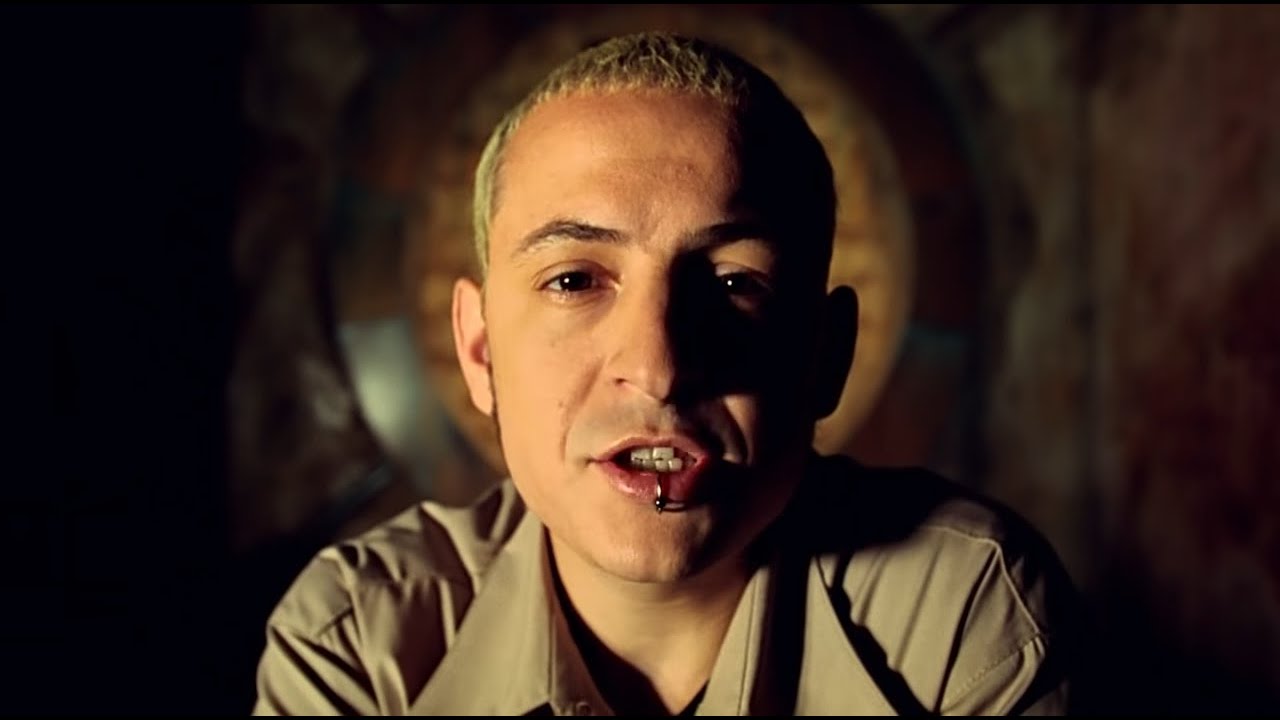 A combinação de vocais líricos e agressivos de Chester Bennington e Mike Shinoda acrescenta uma dinâmica interessante. In the End já passou de 1,6 bilhão no YouTube e continua sendo uma das músicas mais reconhecíveis e icônicas da banda até hoje.