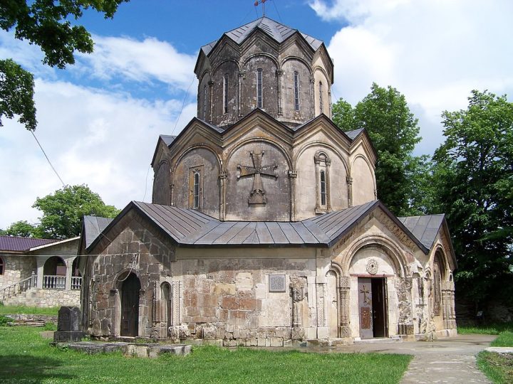 Outra opção é a capela localizada na base do pilar, que possui um teto em arco e é dedicada a São Simeão — reza a lenda que este monge viveu 37 anos em um pilar semelhante, situado em Aleppo, na Síria.