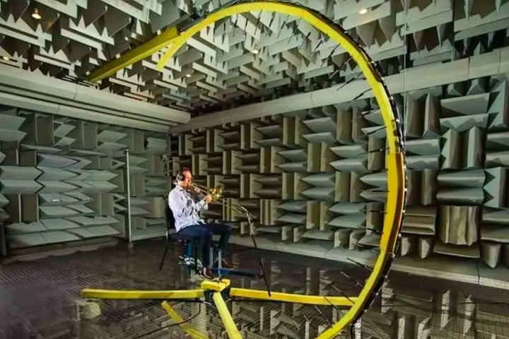 Apesar do impacto psicológico, salas anecoicas como essa são essenciais em diversas áreas, desde a indústria de eletrônicos até a medicina e a aviação. 