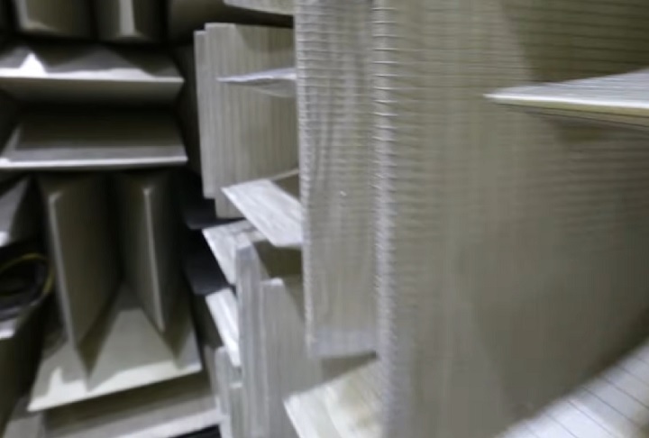 O resultado é um vazio sonoro tão profundo que as pessoas começam a ouvir os próprios batimentos cardíacos, a respiração e até o movimento dos olhos.