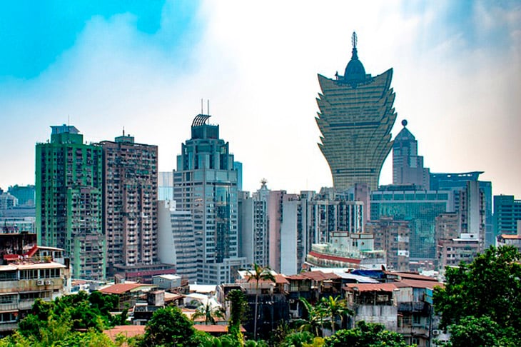 Macau atrai turistas com uma farta oferta de cassinos e resorts de luxo, que movimentam a economia do país. 