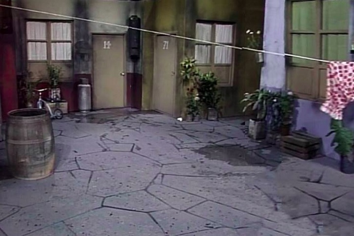 Lugares marcantes – Os cenários mais frequentes de Chaves eram o pátio central da vila, os apartamentos do Seu Madruga (nº 72) e da Dona Florinda (nº 14), além da sala de aula do Professor Girafales.