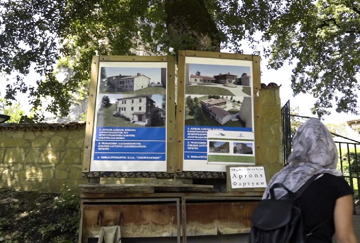 Existe até uma placa na base que adverte que é estritamente proibido escalar a rocha sem autorização. 