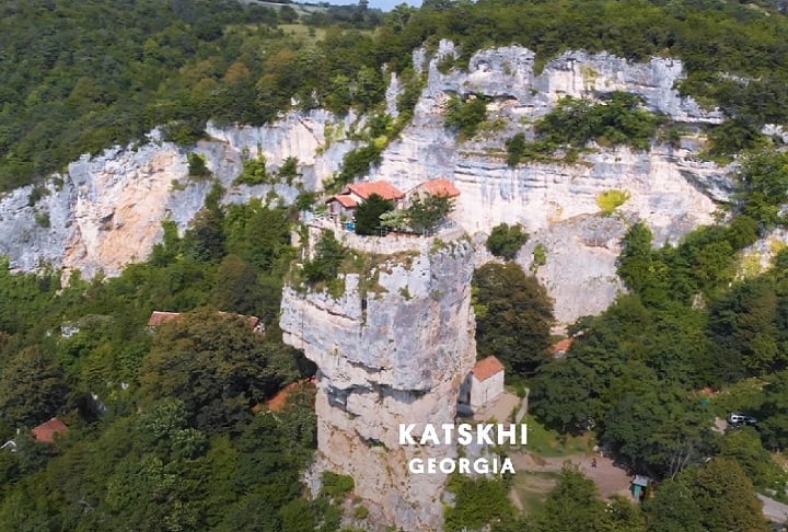 O Pilar Katskhi, conhecido localmente como Pilar da Vida, destaca-se como um fenômeno não apenas geológico, mas também histórico.