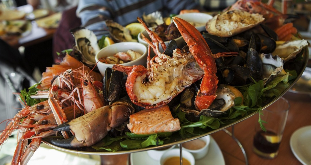 A lagosta é um animal noturno que prefere manter-se escondido durante o dia, protegendo-se em fendas e buracos. Durante a noite, sai em busca de alimentos, para caçar e comer. 