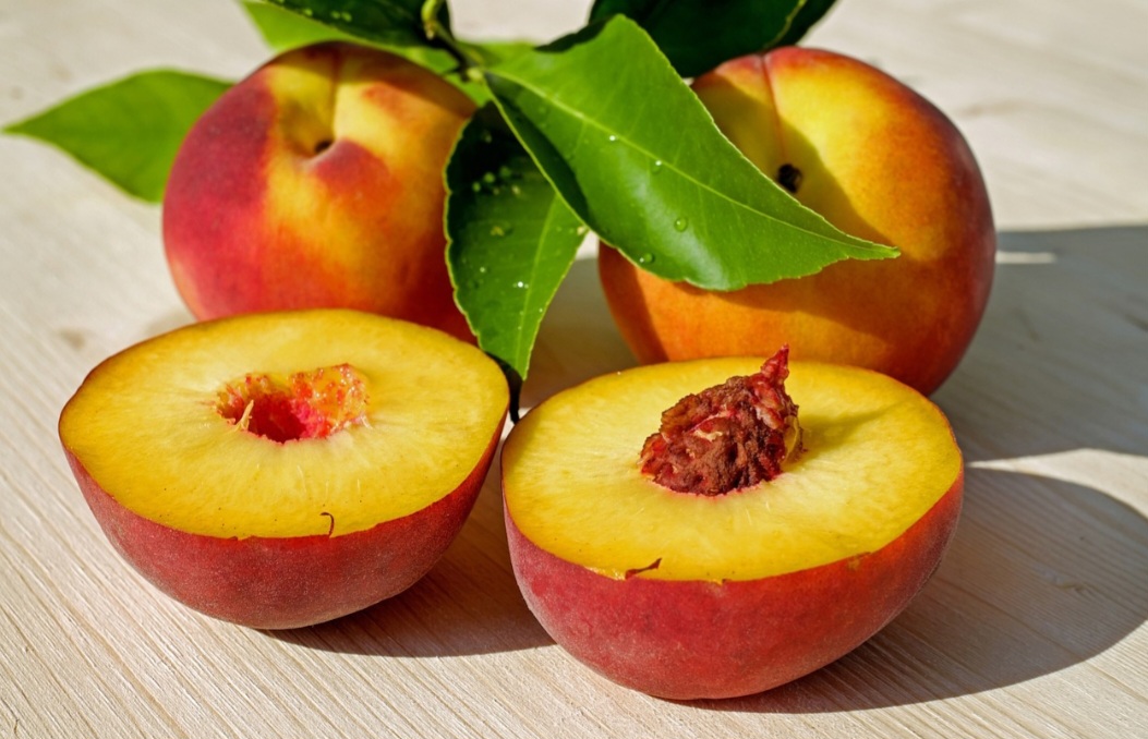 O pêssego oferece diversos benefícios para a saúde, como melhorar a imunidade, a saúde do intestino, a pele e a visão, além de contribuir para a saúde cardiovascular