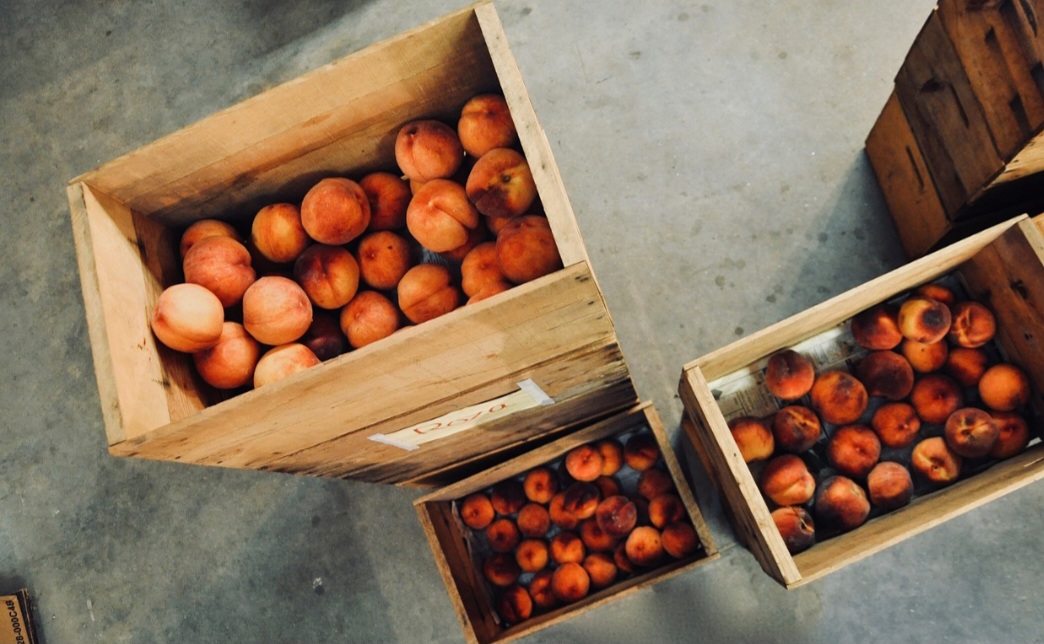 O pêssego é cultivado em diversas regiões do Brasil, principalmente no sul e sudeste, onde o clima é mais favorável para a produção da fruta. 

