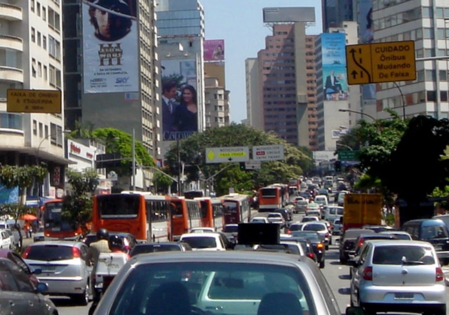 Isso torna a condução mais leve, especialmente no trânsito urbano. Para quem passa horas no para e anda, a transmissão automática reduz o cansaço e o estresse.
