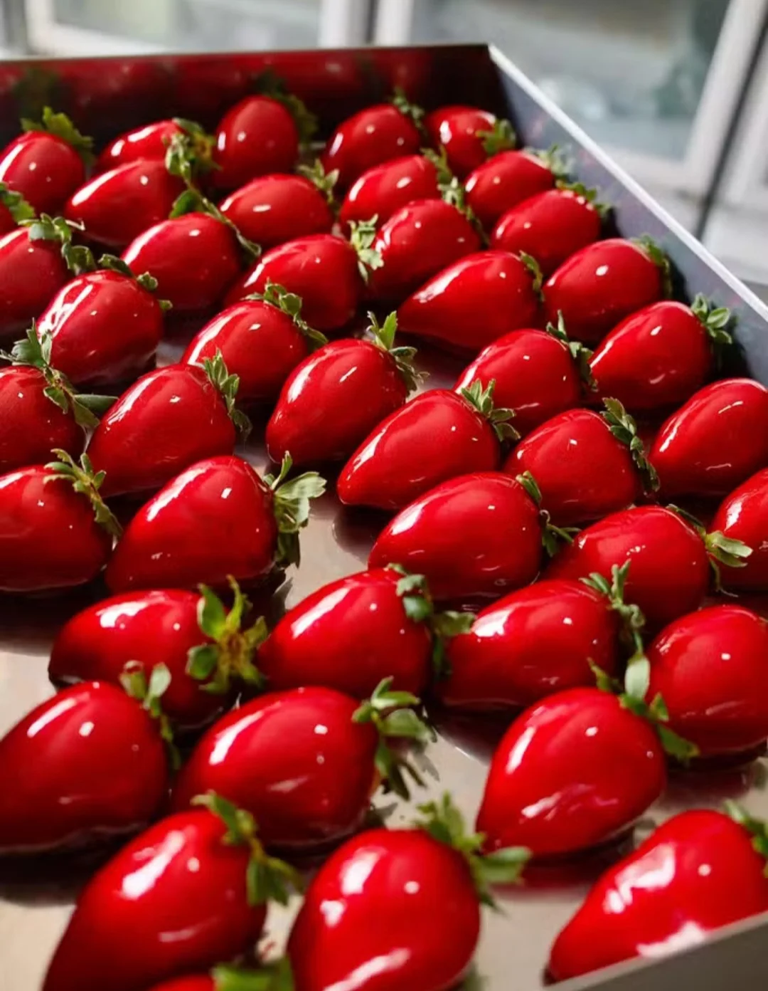 O bombom é feito com morango, brigadeiro e uma casquinha crocante. Uma receita simples, mas cujos ingredientes combinam de forma harmoniosa. 