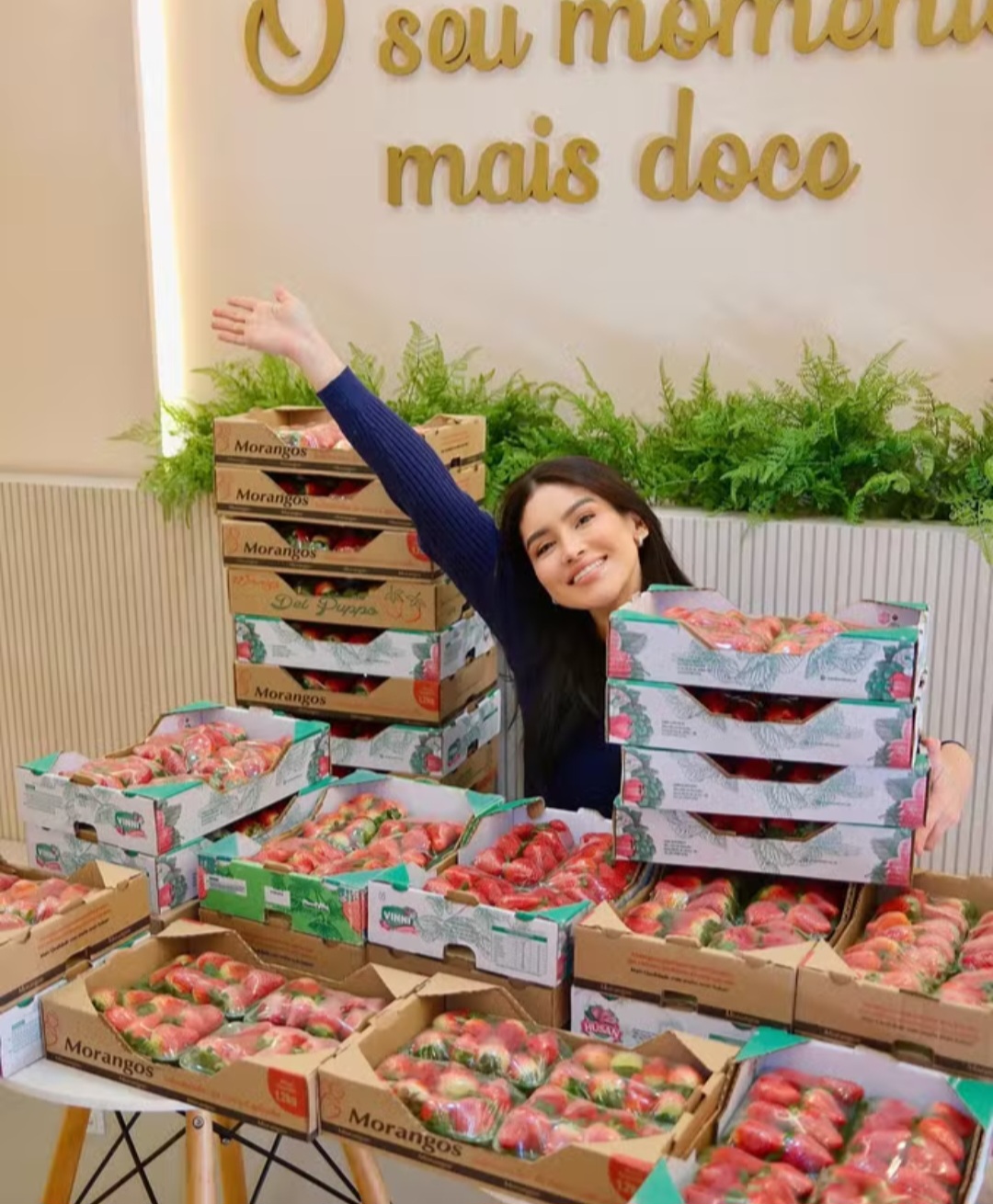 O morango sempre cai muito bem com chocolate, o que facilita. Trata-se de um pequeno fruto vermelho, doce e suculento,  cultivado e apreciado por seu sabor e valor nutricional. Mas, na mesa, é bem mais que isso. Versátil, cai bem em grande variedade de guloseimas. 