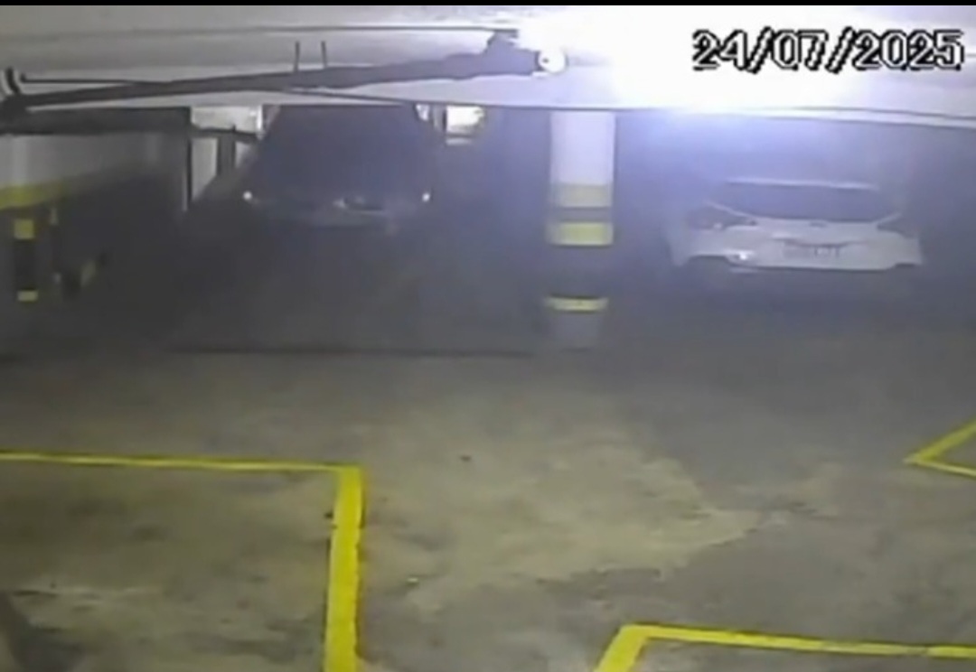 O carro desce a rampa e bate na parede do estacionamento. A explicação é de que o motorista não havia puxado o freio de mão. 