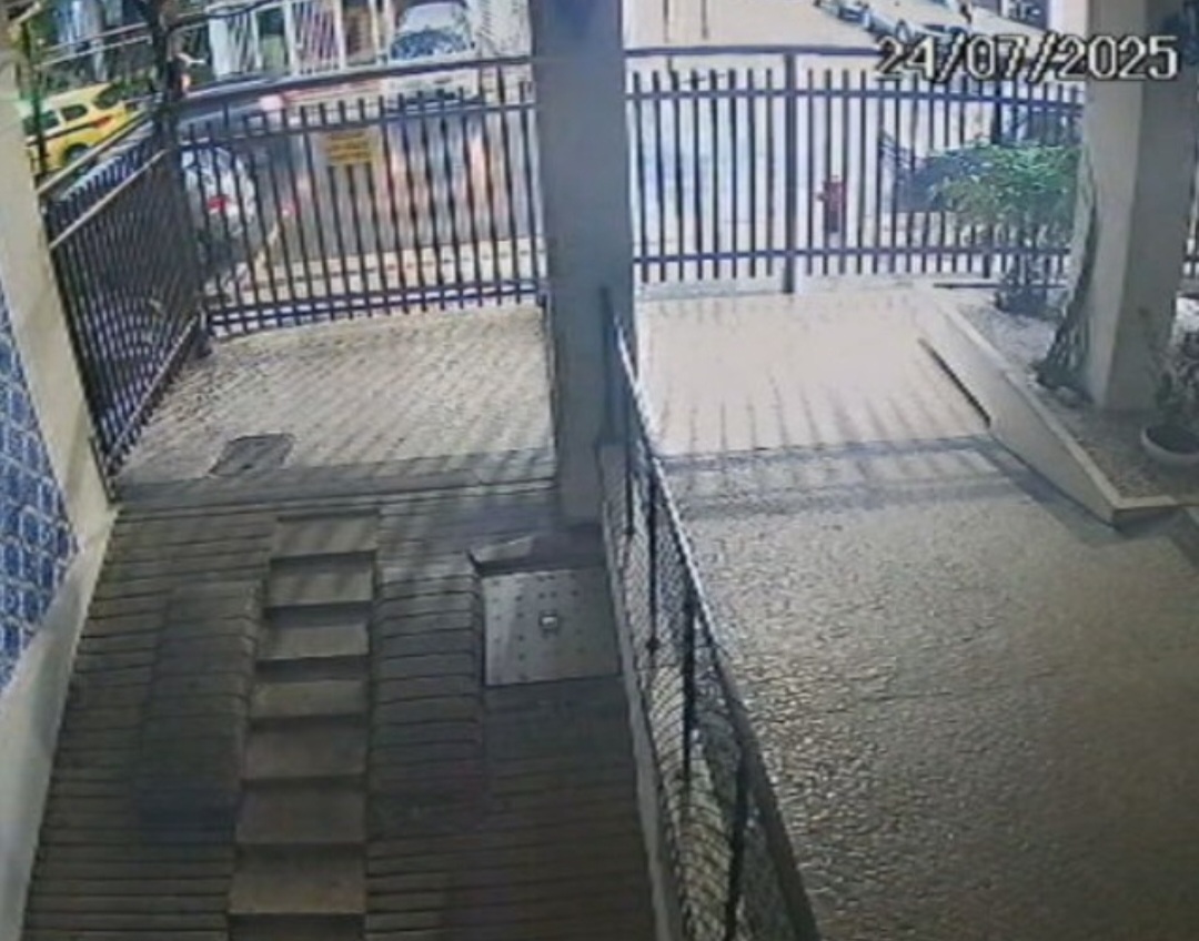 Nessa imagem de câmera de segurança dá pra ver o carro saindo de um prédio. É um carro automático que estava com a marcha engatada.
