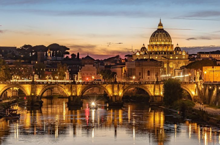 O Estado da Cidade do Vaticano, oficialmente o menor país independente do mundo, destaca-se tanto pela sua reduzida área — apenas 0,49 km² — quanto pela população, que gira em torno de 800 habitantes em 2024. A maioria é composta por membros do clero, guardas suíços e funcionários ligados à Santa Sé.