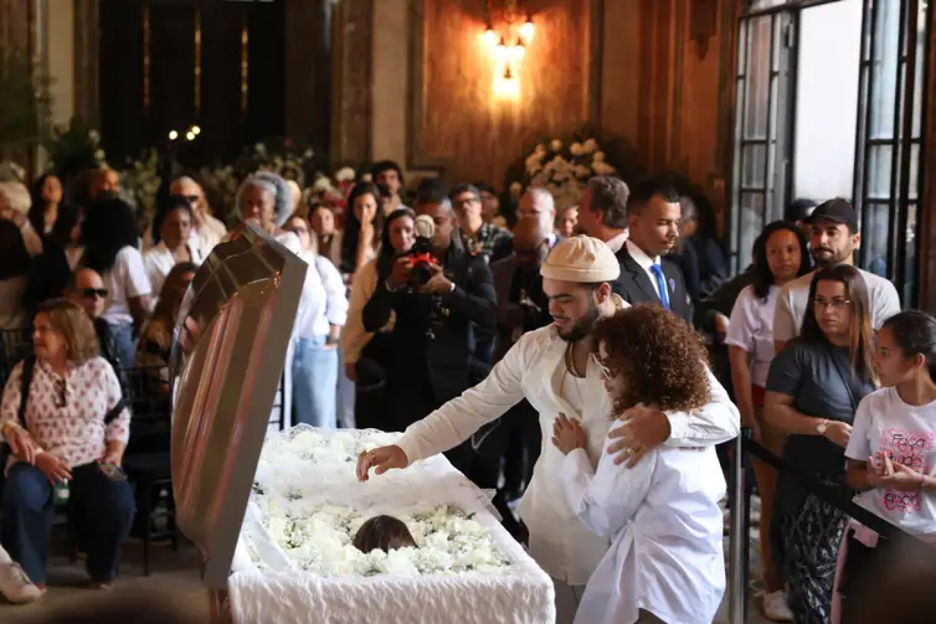 Atendendo ao desejo de Preta Gil, velório aberto ao público reuniu fãs, amigos e familiares que lotaram o Theatro Municipal do Rio de Janeiro para se despedir da artista