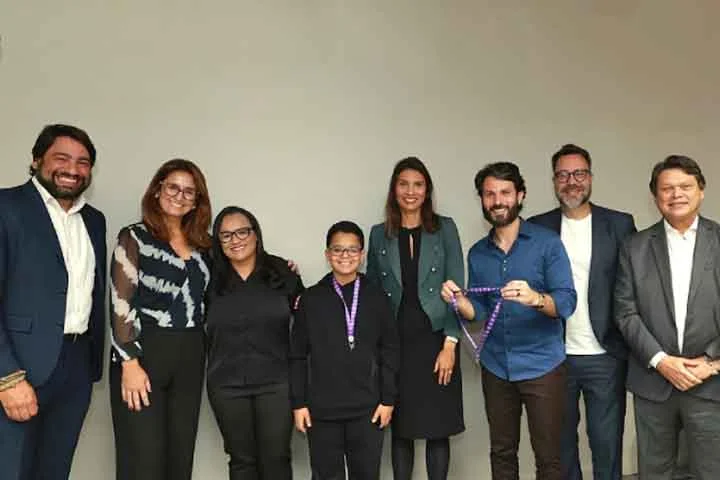 De acordo com a lei, o uso do símbolo é opcional e a ausência dele não afeta direitos e garantias já previstos para as pessoas que têm doenças raras. 

