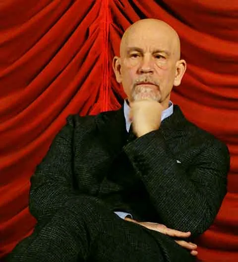 Muitas coisas acabaram sendo cortadas. Estávamos construindo um mundo retrofuturístico dos anos 1960, apresentando todos esses vilões novos, os quatro personagens principais como um grupo e individualmente. Havia muito para equilibrar nesse filme e algumas coisas precisaram ser deixadas de lado para chegarmos à versão final, justificou Shakman, que trabalhou com Malkovich no filme “Cult Bank: Assassinato por Encomenda”, de 2014.
