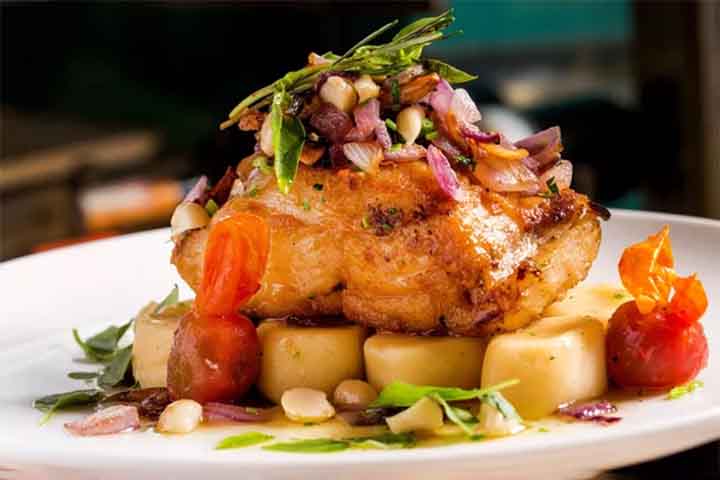 Sua versatilidade também permite que seja utilizada em pratos doces e salgados, como granolas, smoothies e molhos para saladas.