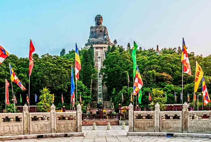Buda de Tian Tan – Ilha de Lantau, Hong Kong (1993) - Com 34 metros de altura, está sentado sobre um trono de lótus e é cercado por seis pequenas divindades que representam oferendas. É símbolo de harmonia entre homem, natureza e religião.
