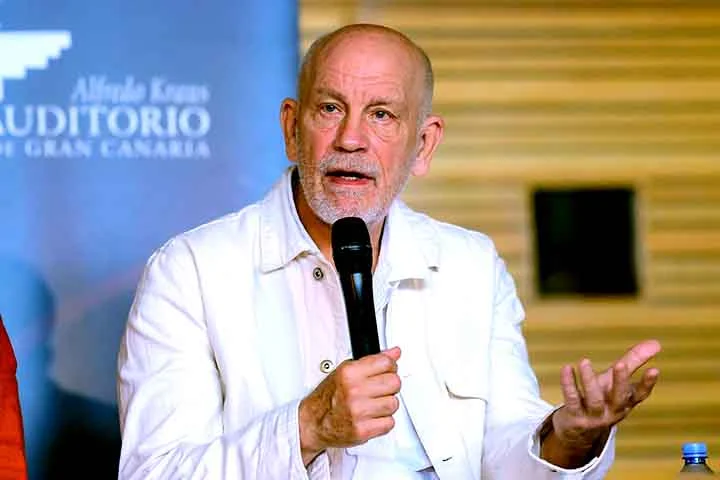 Com mais de quatro décadas de carreira, John Malkovich é reconhecido por sua intensidade cênica e a capacidade de mergulhar profundamente em personagens complexos. 
