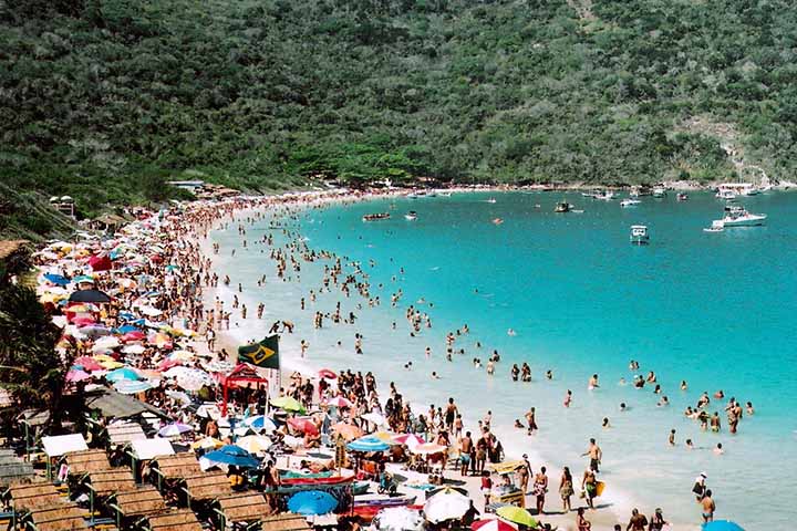 A faixa de areia abriga quiosques, petiscos e até restaurante flutuante. A infraestrutura permite passar o dia todo com conforto. Caminhando para o canto da praia, é possível fugir do movimento e curtir a paz.