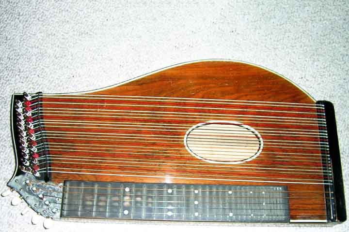 cítara é semelhante à harpa, com um som doce e melodioso. Associada a cânticos de louvor, simboliza o êxtase espiritual e a alegria celestial.
