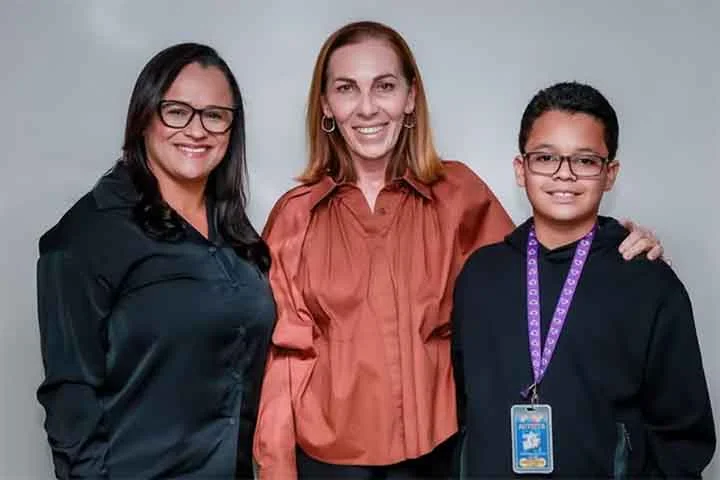 O objetivo é facilitar um atendimento mais empático, permitir filas prioritárias quando necessário e alertar sobre condições clínicas invisíveis.
