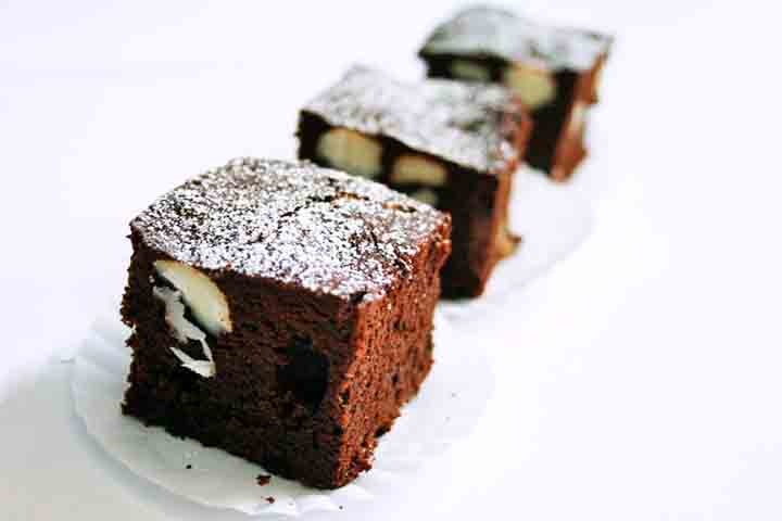 A maneira mais comum é em sua forma natural, como lanche saudável ou acompanhamento em saladas e pratos. Ela pode ser adicionada a receitas de pães, bolos, brownies e biscoitos, oferecendo um toque crocante e um sabor delicado.