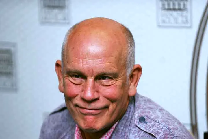 Em 2002, Malkovich dirigiu seu primeiro filme, “The Dancer Upstairs”, estrelado por Javier Bardem. 
