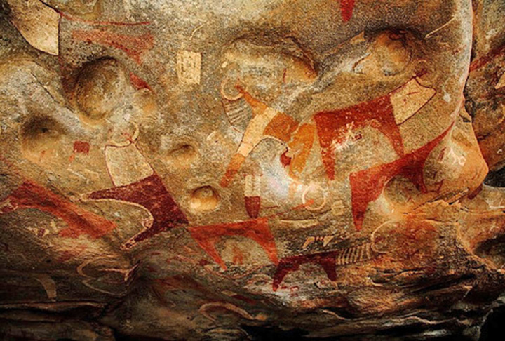 O país tem um tesouro arqueológico de importância mundial:  Pinturas rupestres nas cavernas de Laas Geel, perto de Hargeisa.