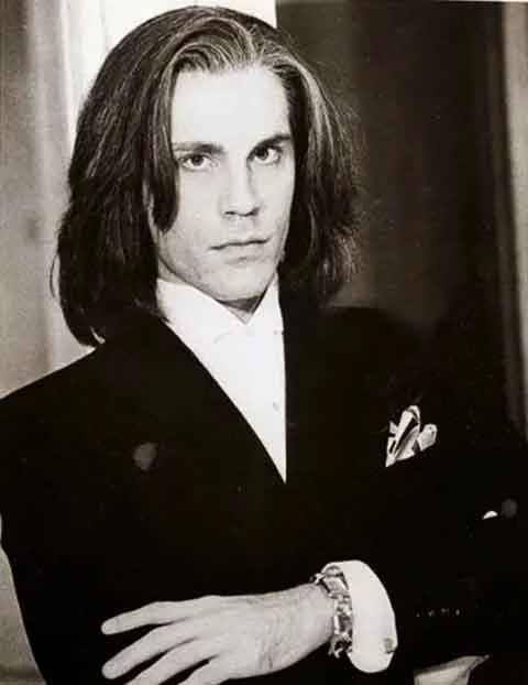 Ele estudou teatro na Eastern Illinois University e, em seguida, na Illinois State University. 