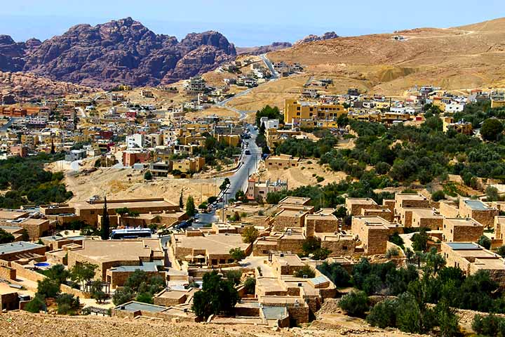 Os moradores de Wadi Musa vivem em uma comunidade que equilibra tradição e modernidade. Muitos deles são descendentes dos beduínos que um dia habitaram as cavernas de Petra.