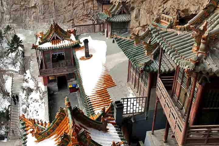 Há em seu interior salas decoradas que se misturam com formações naturais em seus espaços, como nas escadarias.
