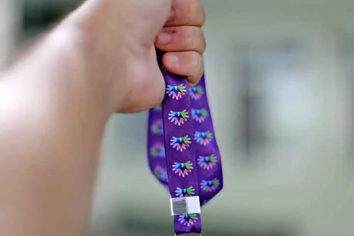 As mãos simbolizam o aspecto humano da iniciativa, enquanto o colorido se propõe a representar a diversidade de doenças raras. 

