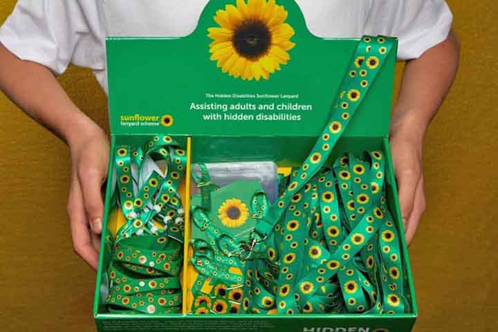 O cordão de identificação para pessoas com deficiências invisíveis ou doenças raras é uma iniciativa que começou no Reino Unido e se expandiu para vários outros países, como Holanda, Estados Unidos, Austrália, Canadá e Espanha.
