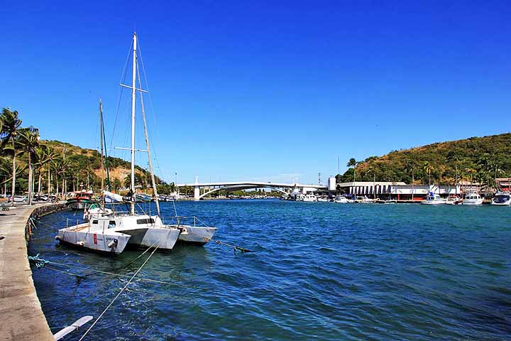 Apesar do nome, a Lagoa de Araruama é uma laguna hipersalina, sendo uma das maiores do mundo nesse tipo. Localizada na Região dos Lagos, cobre 160 km da costa do RJ e tem papel essencial na vida de muitas famílias de pescadores.