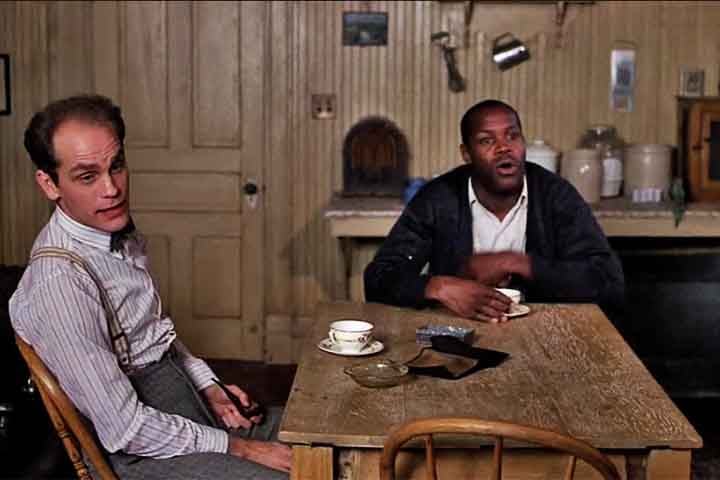 Em 1984, John Malkovich fez sua estreia no cinema em “Um Lugar no Coração”, de Robert Benton, pelo qual recebeu sua primeira indicação ao Oscar de Melhor Ator Coadjuvante. 
