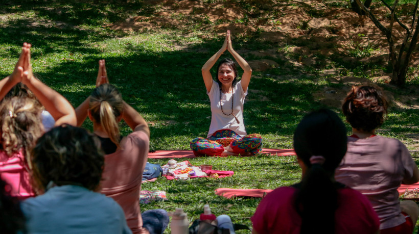 FORTALEZA,CEARÁ, BRASIL,26-07-2025: A Simbólyca realiza o encontro gratuito de ioga, estratégia e afeto para mulheres empreendedoras no Parque do Cocó. (Foto: Samuel Setubal/ O Povo)