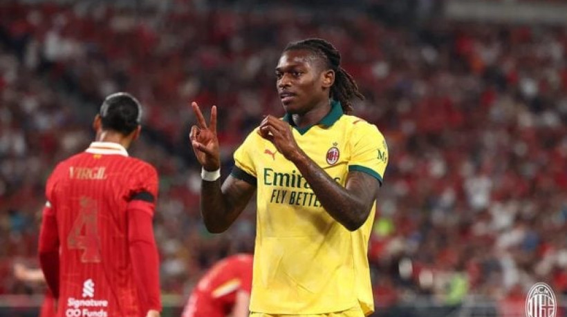 Italianos estreiam camisa amarela e vencem por 4 a 2 em Hong Kong; Rafael Leão e torcida prestam tributos ao atacante português