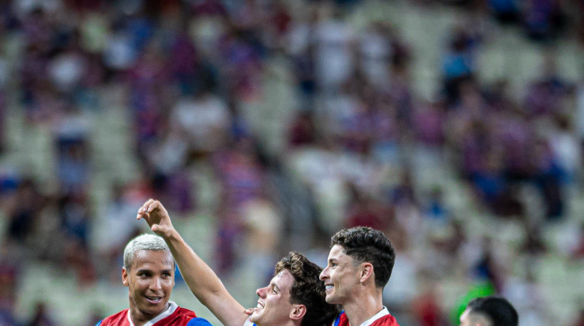 Deyverson (esq.) e Prior (centro) marcaram na vitória tricolor em casa
 (Foto: KAUE DA SILVA/AGÊNCIA F8/ESTADÃO CONTEÚDO)