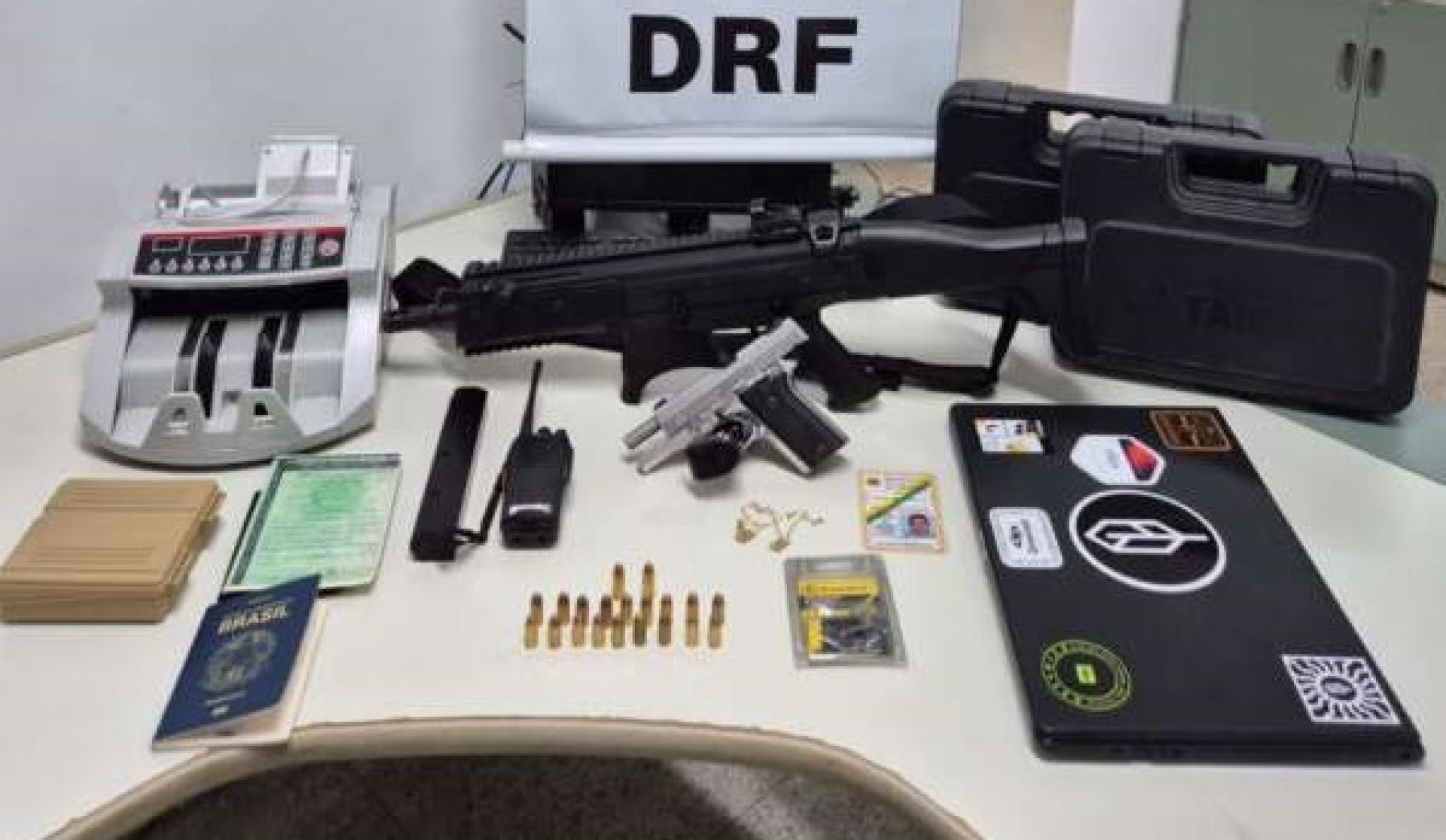 Homens foram presos em flagrande com submetralhadora e pistola após roubo a apartamento