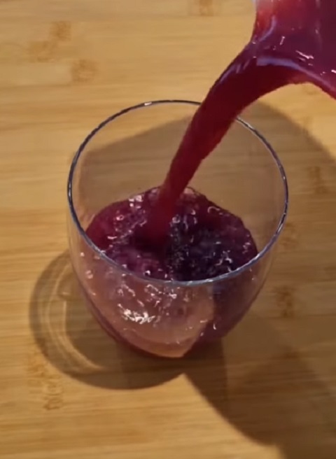 Além de todos esses benefícios para a saúde, a romã pode ser consumida de diversas formas. As sementes podem ser comidas puras, usadas em sucos ou adicionadas a pratos criativos, como homus, tabule e muhammara, típicos da culinária árabe.