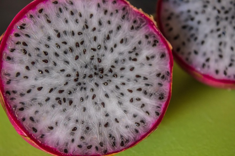 Dessa forma, ela é rica em polifenóis, vitamina C e betalaínas, que combatem os radicais livres e protegem as células do organismo. 