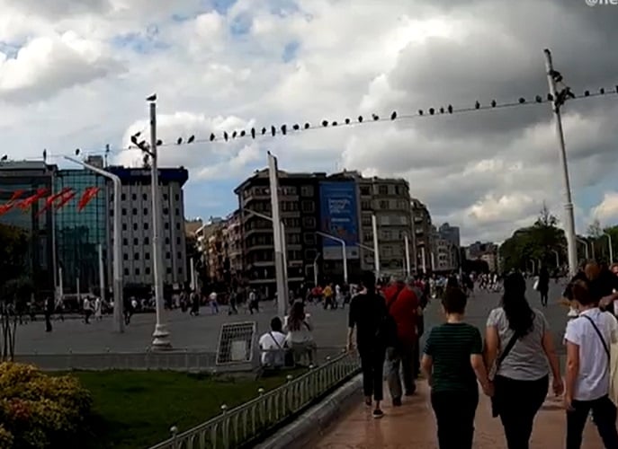 Praça Taksim (Taksim Meydanı) - Taksim é o coração moderno de Istambul, conhecida por sua movimentada vida noturna, restaurantes e lojas. A praça é também um importante símbolo político e cultural, frequentemente palco de manifestações e eventos públicos.