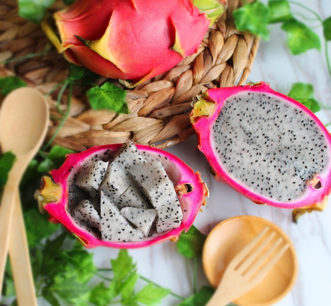 Regue quando o solo estiver seco, geralmente a cada cinco a sete dias, evitando encharcamento para prevenir apodrecimento das raízes. A adubação natural potencializa a produção para o afastamento de pragas que prejudiquem o desenvolvimento do fruto.