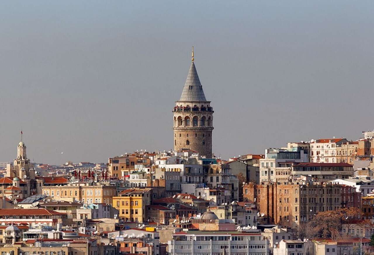 Torre de Gálata (Galata Kulesi) - Construída em 1348 pelos genoveses como parte de suas fortificações, a Torre de Gálata oferece uma vista panorâmica espetacular de Istambul. Foi usada ao longo dos séculos como torre de vigia e prisão.