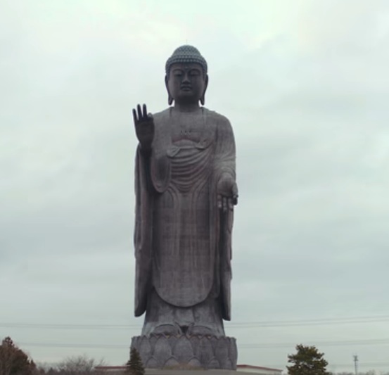 Ushiku Daibutsu – Ushiku, Japão (1993) - Com 120 metros de altura (incluindo a base), foi por anos a maior estátua de Buda do mundo. Representa Amitabha e possui um museu em seu interior, acessível por elevador.
