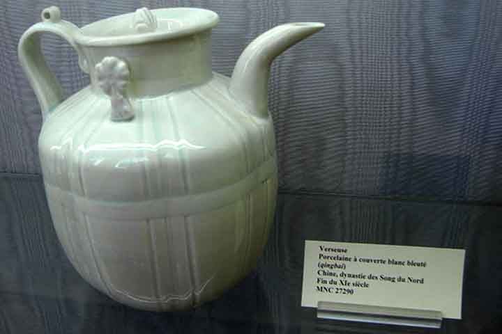 Na era da Dinastia Song (960-1279), a  porcelana alcançou novos padrões estéticos, com acabamentos suaves e esmaltados, inspirados pela natureza.
