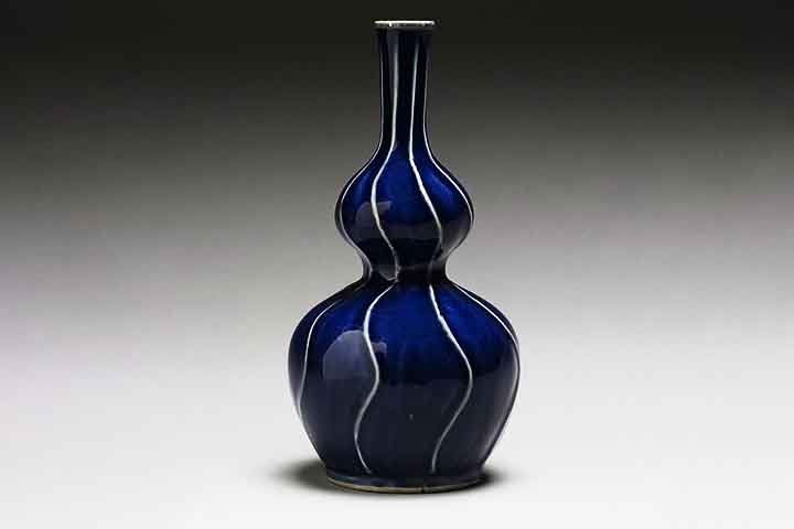 Artesãos europeus tentaram decifrar o segredo chinês sem sucesso, usando substitutos como o barro faiança.
